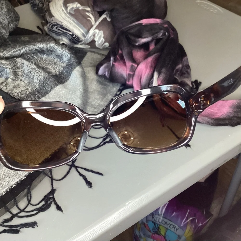 Oakley Sunglasses with tortoise shell frames and polarized lenses and soft case - Picture 6 of 11